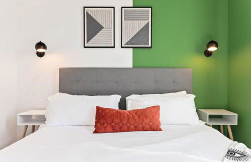 Unique 1-Bedroom DTLA Escape with City Views - Foto 2