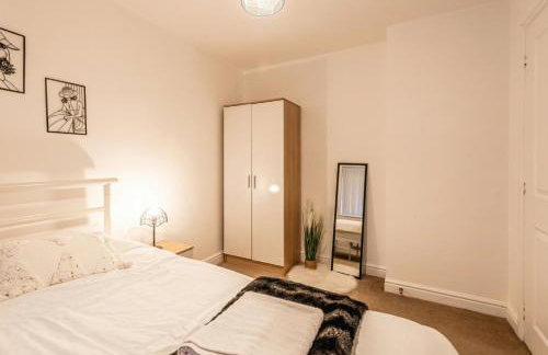 Family-Friendly 4-Bedroom House in Moston with Parking and Garden - Foto 35