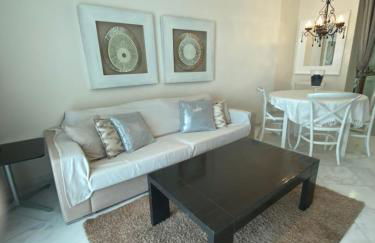 Elegant 2-Bedroom Apartment in Benidorm with Private Pool and Scenic Garden Views - Photo 14