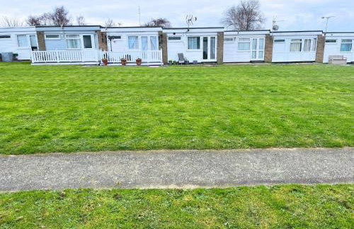 288, Two bed Chalet on Belle Aire Holiday Park - With private veranda, sleeps 5, pet friendly, free Wi-Fi, bed linen and towels included and onsite entertainment available - Foto 24