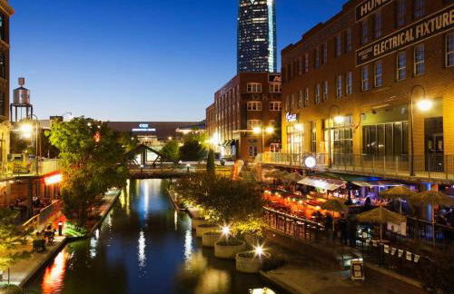 Howes Capitol II-Sleek & spacious-walk to OU Med - Foto 39