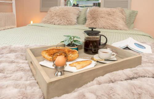 The Lodge - Elegant Comfort in a Peaceful Setting - Photo 21