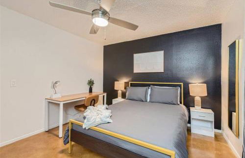 Walkable Dtwn 2B Getaway - Sleeps 5 - Pool, Prkg - Foto 14