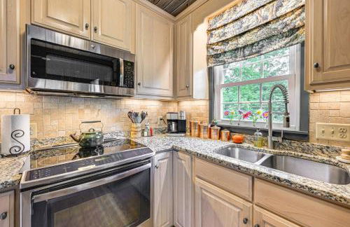 Enchanting Highlands Cottage with Pond and Waterfall - Foto 9