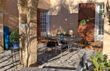 Les Ribas villa groupe, de 4 a 14 personnes, maison familiale, séjour nature, calme, Provence, Plaine des Maures, proche mer, Verdon, randonnée, terrain arboré, jeux enfants, pétanque, ping-pong, cuisine équipée, grande capacité, vacances en groupe - Foto 3