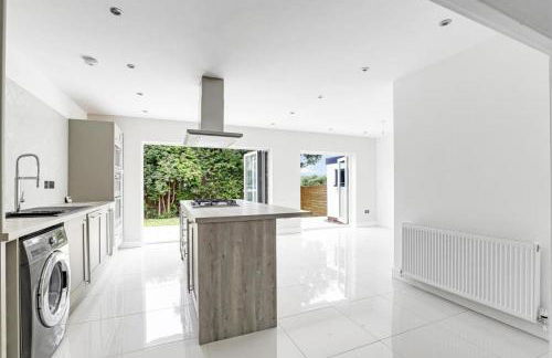 Brand New 4 Bed Deluxe Modern Villa - Sleeps 9 - Private Parking & Garden - Foto 3