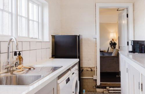 Grace's Guesthouse The Suite Room 6 - Photo 19