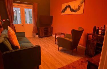 Stylish 2Bed Ground Floor Flat with Private Garden - Photo 1