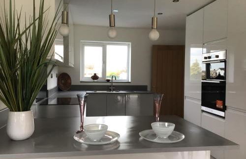 Luxurious 3 bedroom house now with FULL FIBRE INTERNET Shangri la in village of Alfrick with driveway parking for 3 cars in an area of outstanding natural beauty, superb walking,close to Worcester, Malvern showground, theatre, Malvern hills, dogs welcome - Photo 19