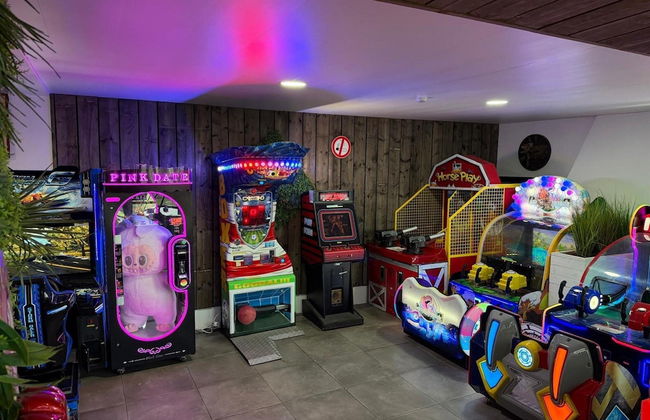 Magnificent Luxury Chateau in Vast Garden with Sauna & Hot Tubs - Photo 68