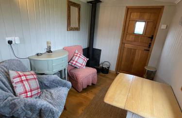 Oakley View Shepherds Hut with hot tub - Photo 18