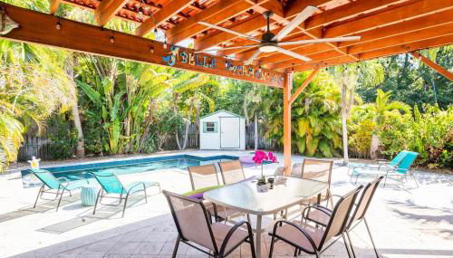 Fun Family-Friendly Poolside Escape Near Beach - Foto 2