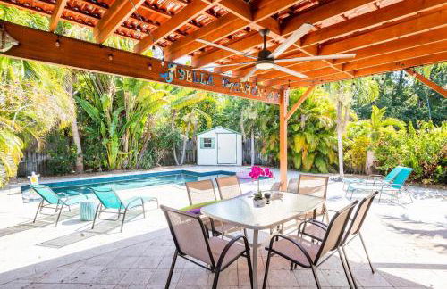 Fun Family-Friendly Poolside Escape Near Beach - Foto 2