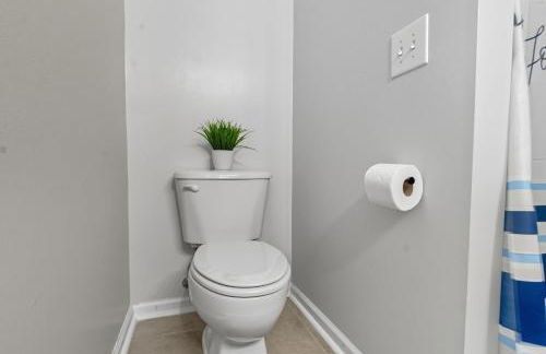 Entire home in prime Raleigh with community pool, dog park and golf course - Photo 23