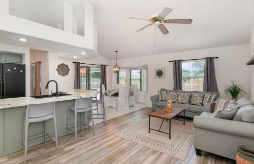 Spacious Luxury Pool Home Oasis - 8mi to Airport - Foto 1