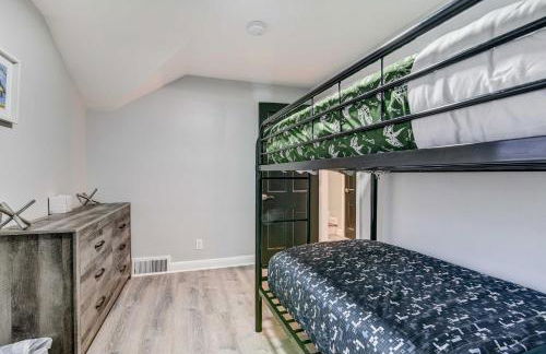 Luxurious Detroit Home - Walk to Golf and Park! - Photo 35