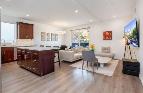 Luxury 2BR Stay Balcony Views and Free Parking - Foto 1