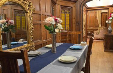 Traditional Victorian West End Apartment - Photo 3