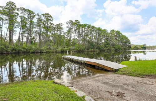 Resort Dock and Boat Ramp Home with Wolf Bay Access - Foto 4