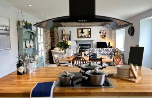 Spacious 4 Bedroom Farmhouse - Photo 1