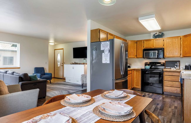 Seaside Getaway by Avantstay Deck w/ Views - Photo 9