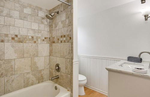 Walk to Lake Hopatcong Vibrant Home with Deck! - Foto 17