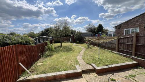 Spacious 3BR Home in Leighton Buzzard Parking Sleeps 5 Walk to Town & Train Near Rushmere Country Park & Leighton Buzzard Railway Perfect for Families & Work Stays - Foto 5, Garden