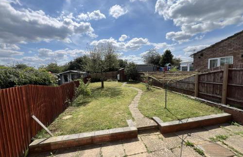 Spacious 3BR Home in Leighton Buzzard Parking Sleeps 5 Walk to Town & Train Near Rushmere Country Park & Leighton Buzzard Railway Perfect for Families & Work Stays - Foto 5