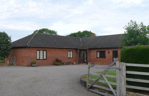 Hilltop Bungalow for a Spacious Country Break - Foto 1