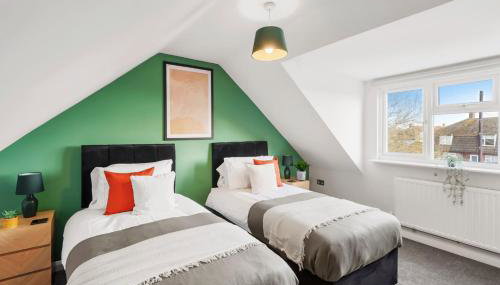 Grab a Deal Today! Massive Home For Contractors & Parking for 4 - Foto 3