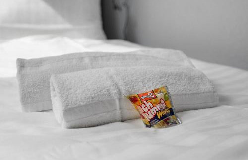 DG - Einfach aber sehr komfortabel - Wohnung für bis zu 12 Personen - Gruppen, Messe, Monteure, Studenten - Voll ausgestattet - 3 Smart-TV 55 Zoll Netflix, 1000 Mbit WLAN, voll ausgestattete Küche - Foto 12