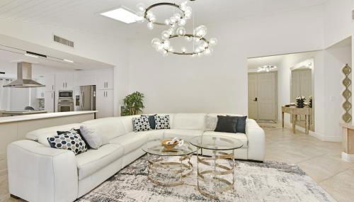 Cozy home with big pool in Wellington! - Photo 2