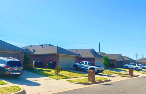 Cheerful 3 Bdrm space, 2 bath!. You gotta love it! - Photo 41