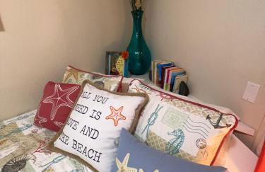 Sun Splashed Condo! Steps to Beach and 2 Pools Galveston Island - Foto 12