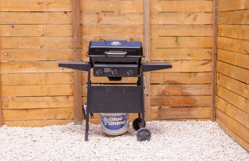 Luxe Retreat, Modern Gem with Private Backyard Oasis - Foto 46