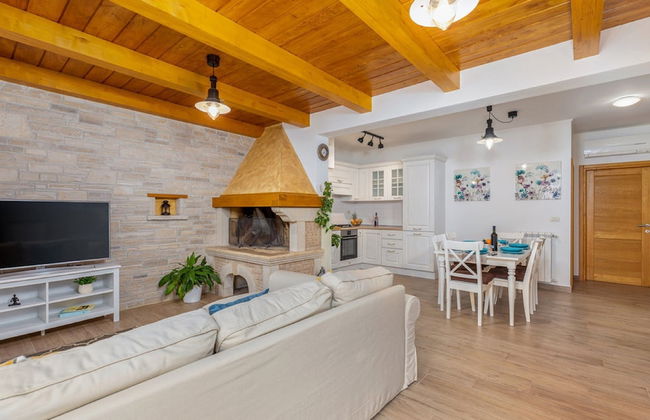 Stylish Villa With Swimming Pool and Garden - Photo 14