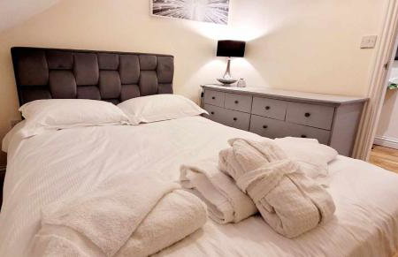 Apartment 4 - striking, 2 bedroom luxury apartment - close to town, mainline rail & theatre - Photo 5