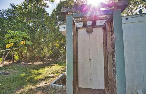 Pet Friendly & Firepit Minutes to Beach Sleeps 6 - Foto 48