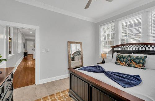 Bright Uptown home w gated parking - Foto 31