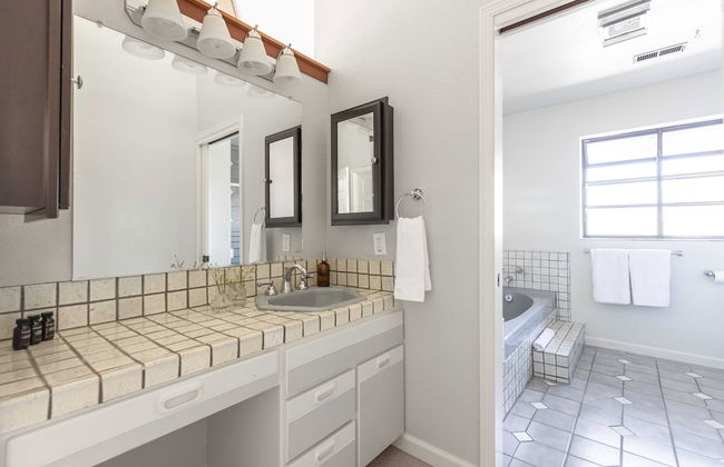 Jasmine by Avantstay Entertainers Paradise w/ Hot Tub, Pool Table & Large Patio - Foto 10