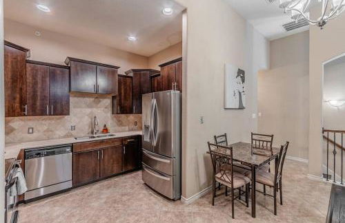 The Castle! by the Lake with Pool & Balcony West Plano - Foto 18