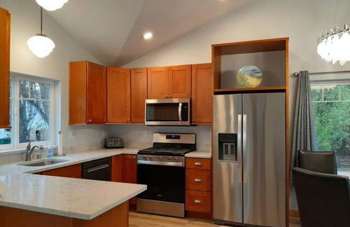 Alki Beach Cottage, NEW, 2 bedrooms, 2 bathrooms, near beach, AC, WD, Parking - Foto 2