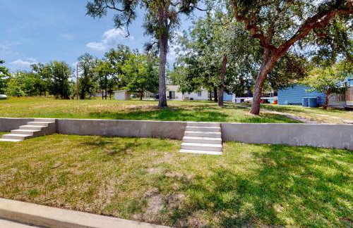 Dog-Friendly Waterfront Home with Dock, Grill, Water Views, Patio, Washer/Dryer - Photo 14