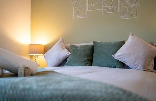 Cosy 3-Bed House With Parking, 5 Mins to QE & Uni - Photo 33