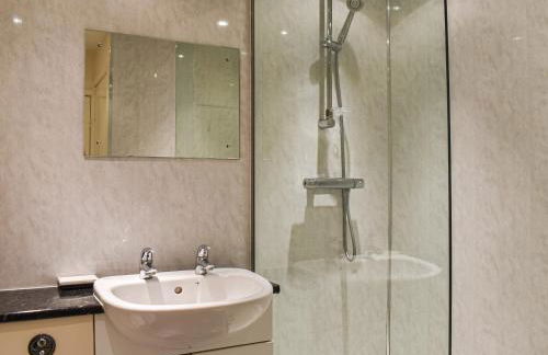 York Apartment - Photo 16