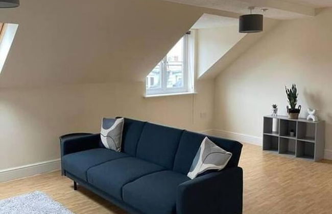 Central top Floor 2-bed Apartment in Swindon - Foto 7
