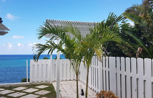 Je Suis Jamaica - 4 B R Beachfront Villa w Staff - Photo 33