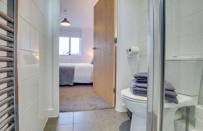 Quaint 1 Bedroom 1st Floor Flat - Photo 23