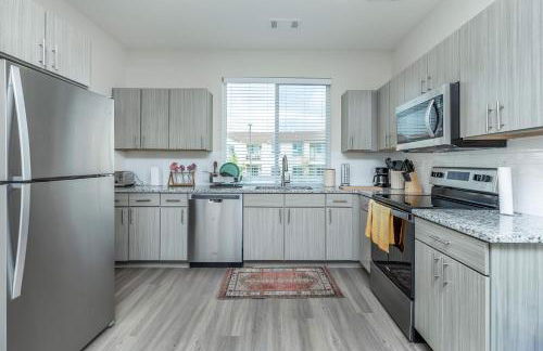 Cozy Retreat for Work or Relaxation - Photo 7