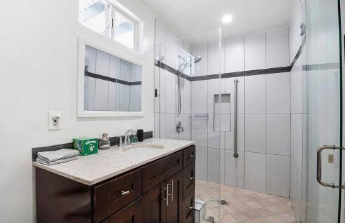 Updated 3-Bedroom LA Home with Backyard, BBQ & Family-Friendly Amenities - Photo 46